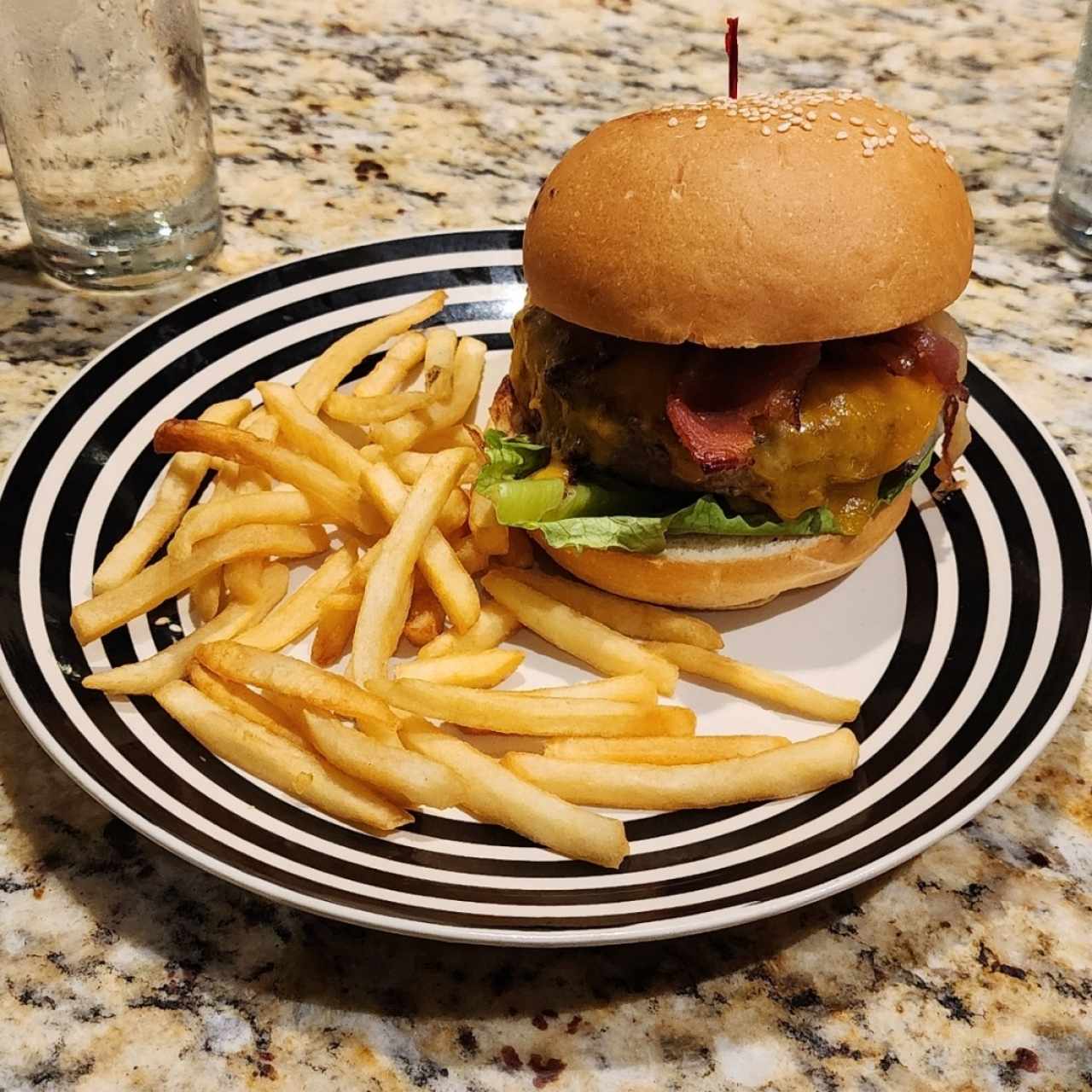 EMPAREDADOS - Las hadas cheeseburger