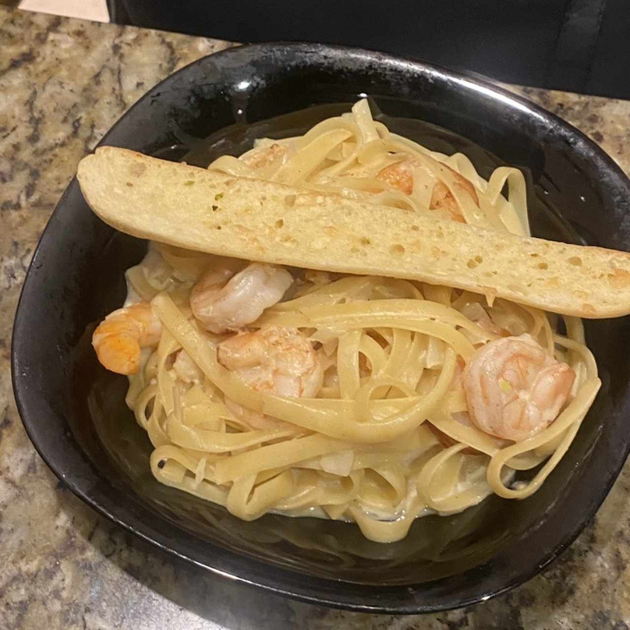 Fetuccini Alfredo con Camarón