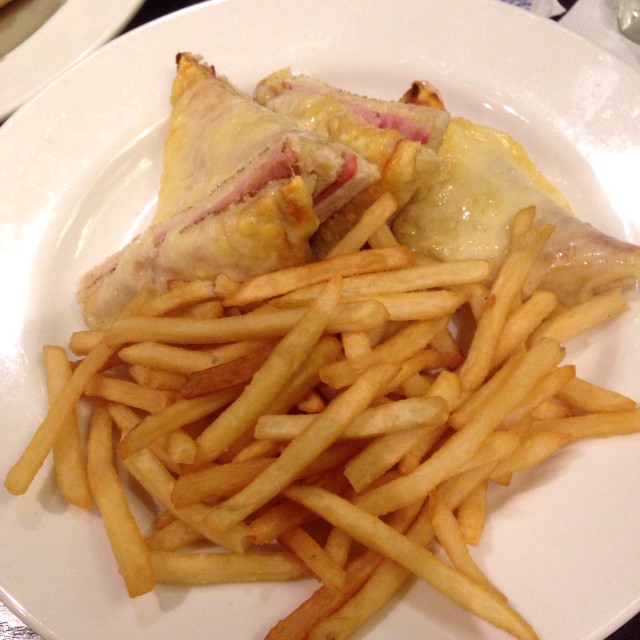 Croque con papas fritas