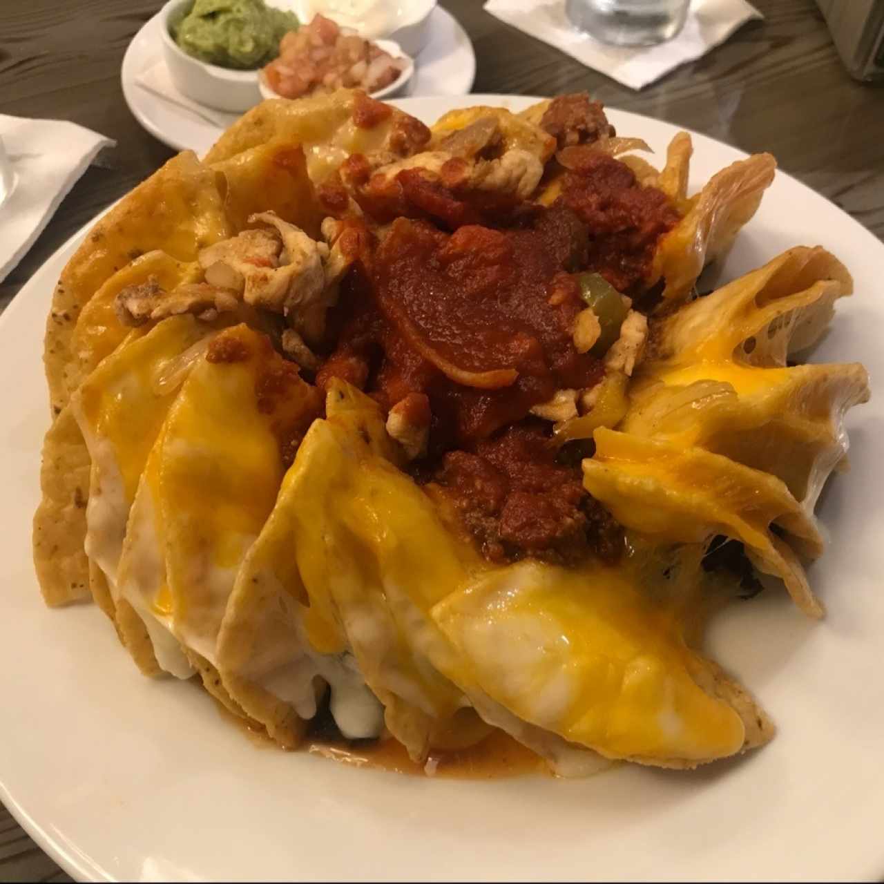 Super nachos con chili y pollo