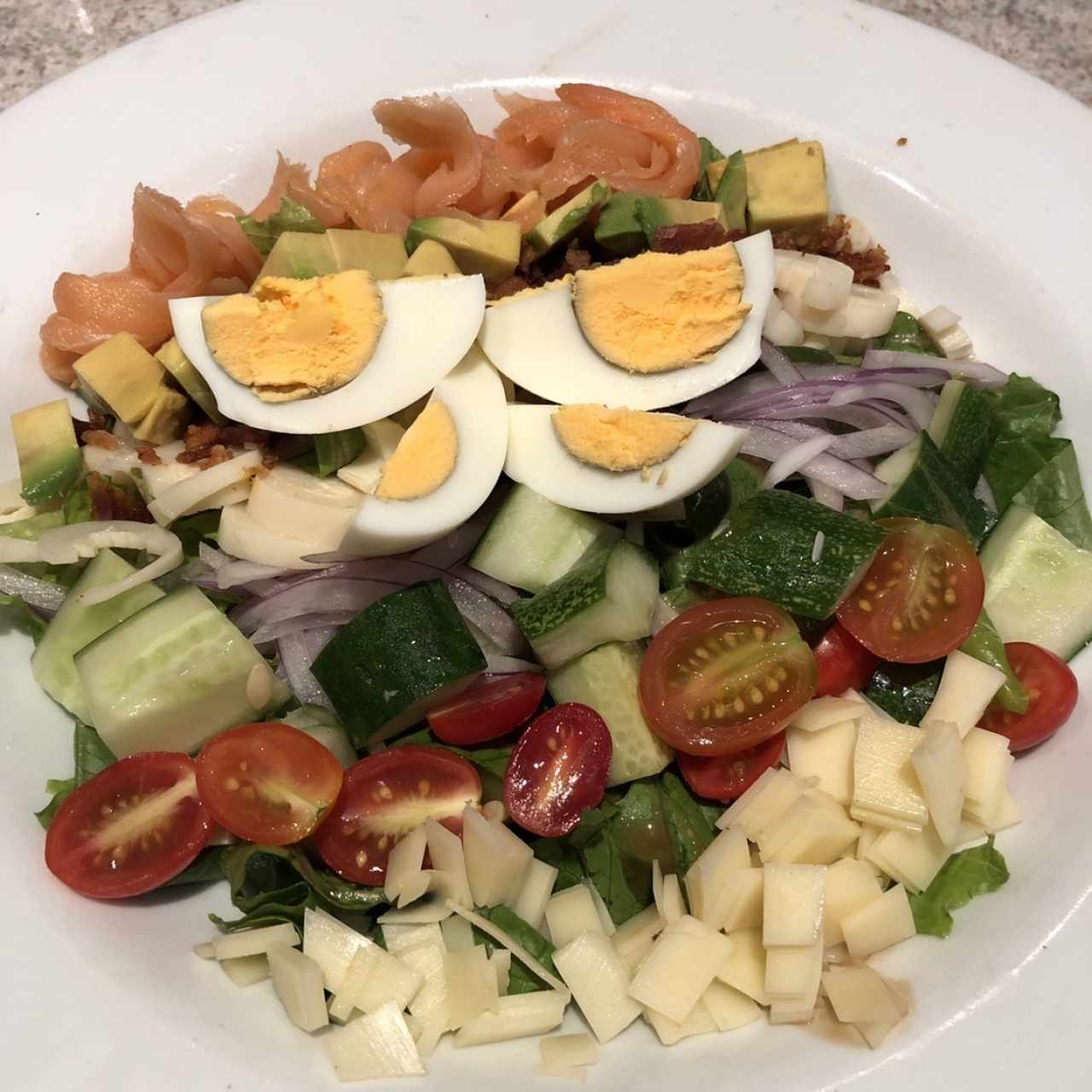 Ensalada Cobb con Salmón Ahumado