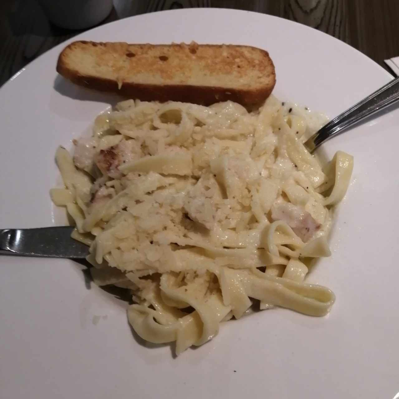 Fetuccini Alfredo con Pollo