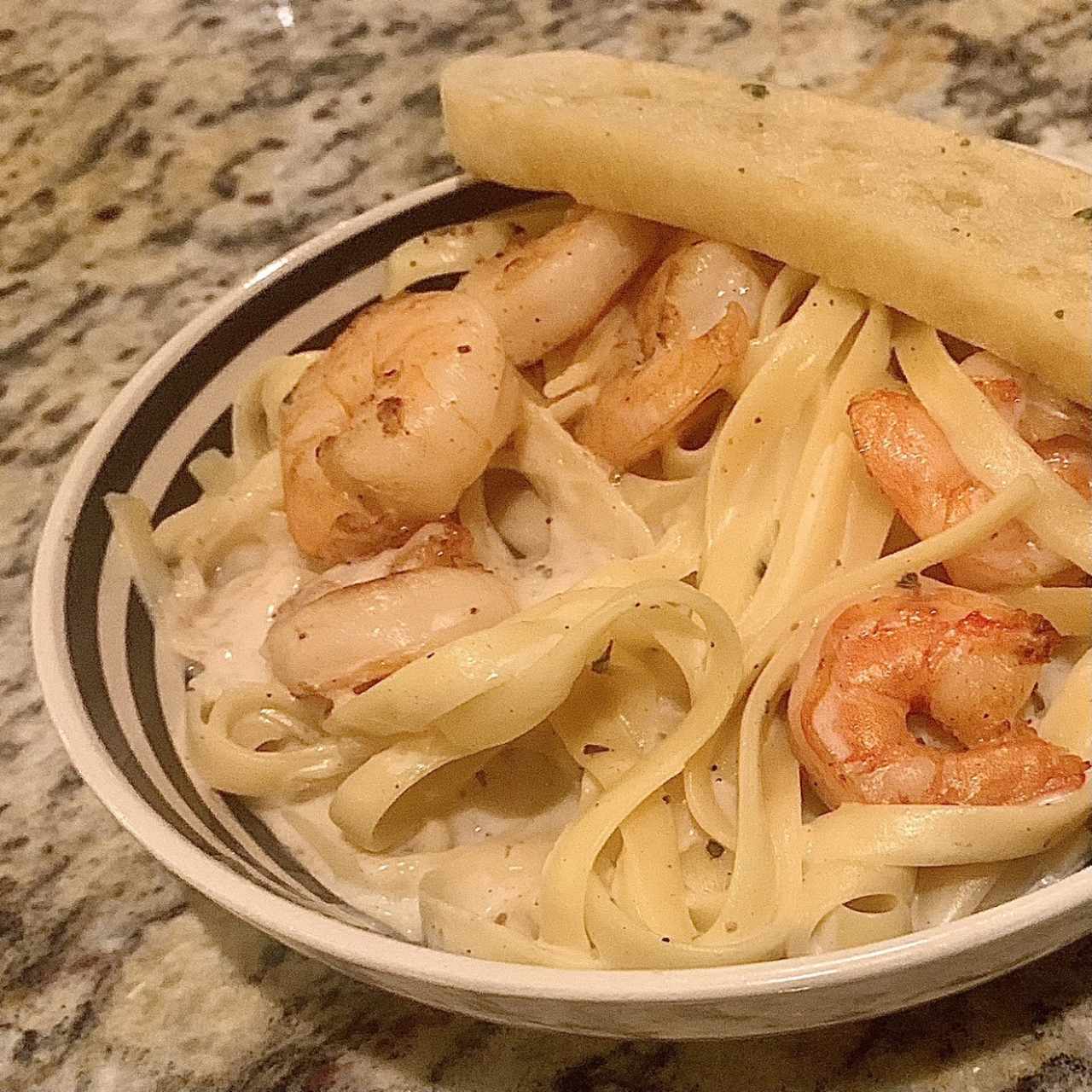 Fetuccini Alfredo con Camarón