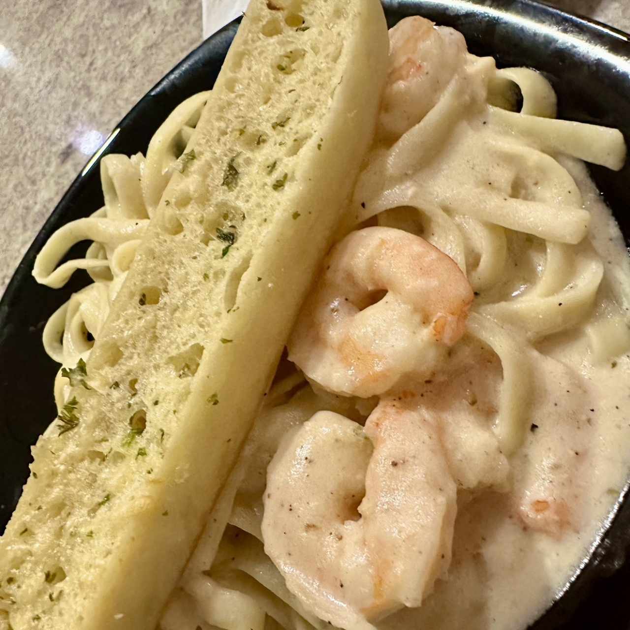 Fetuccini Alfredo con Camarón