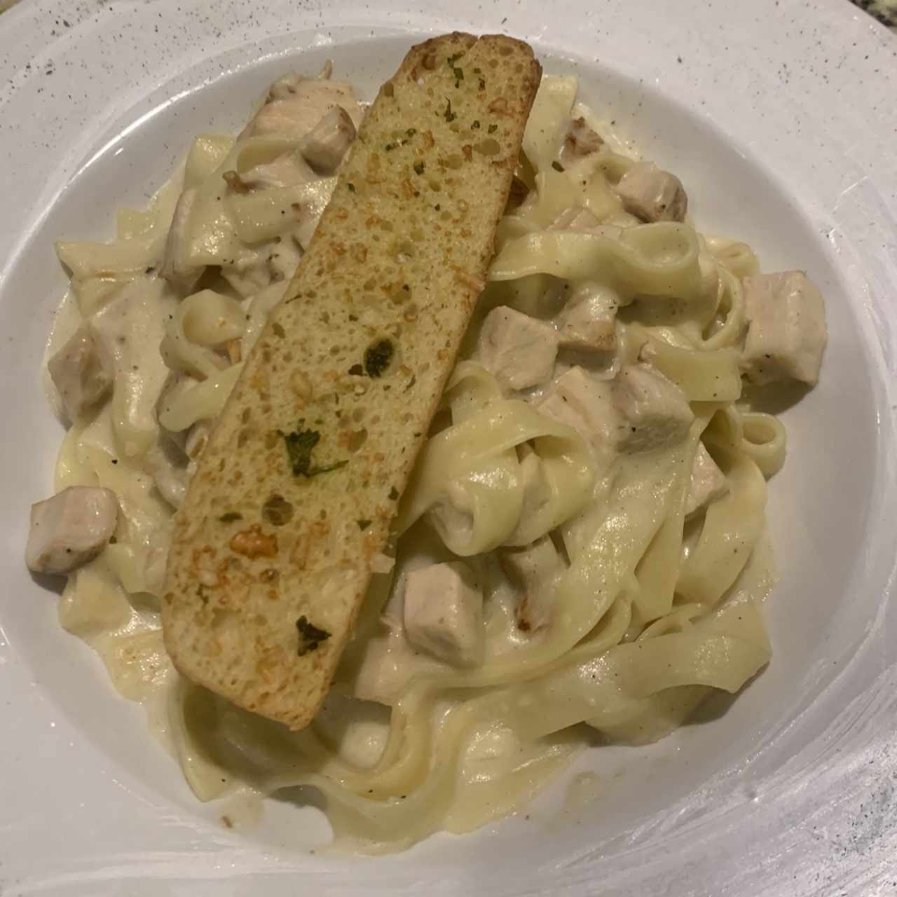 Fetuccini Alfredo con Pollo