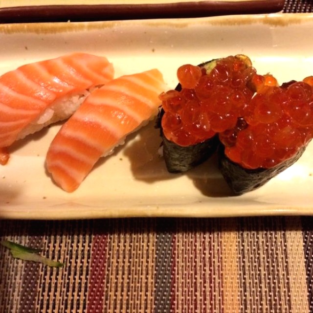 Nigiri de salmon y ikura