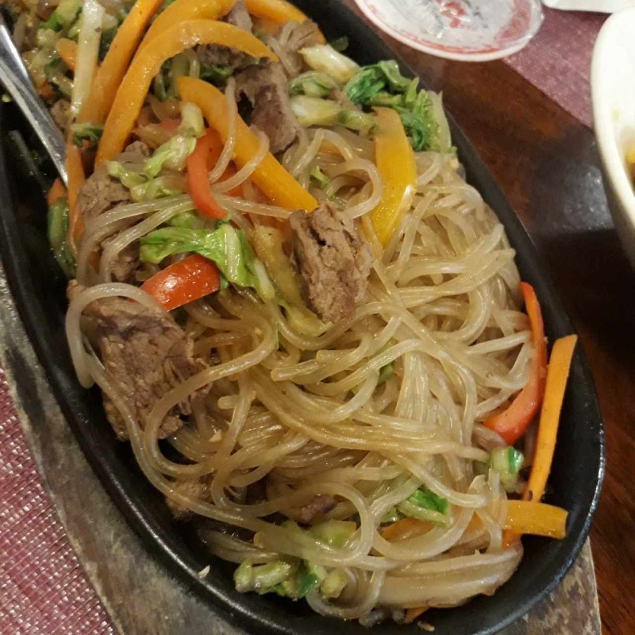 Fideos de arroz y carne