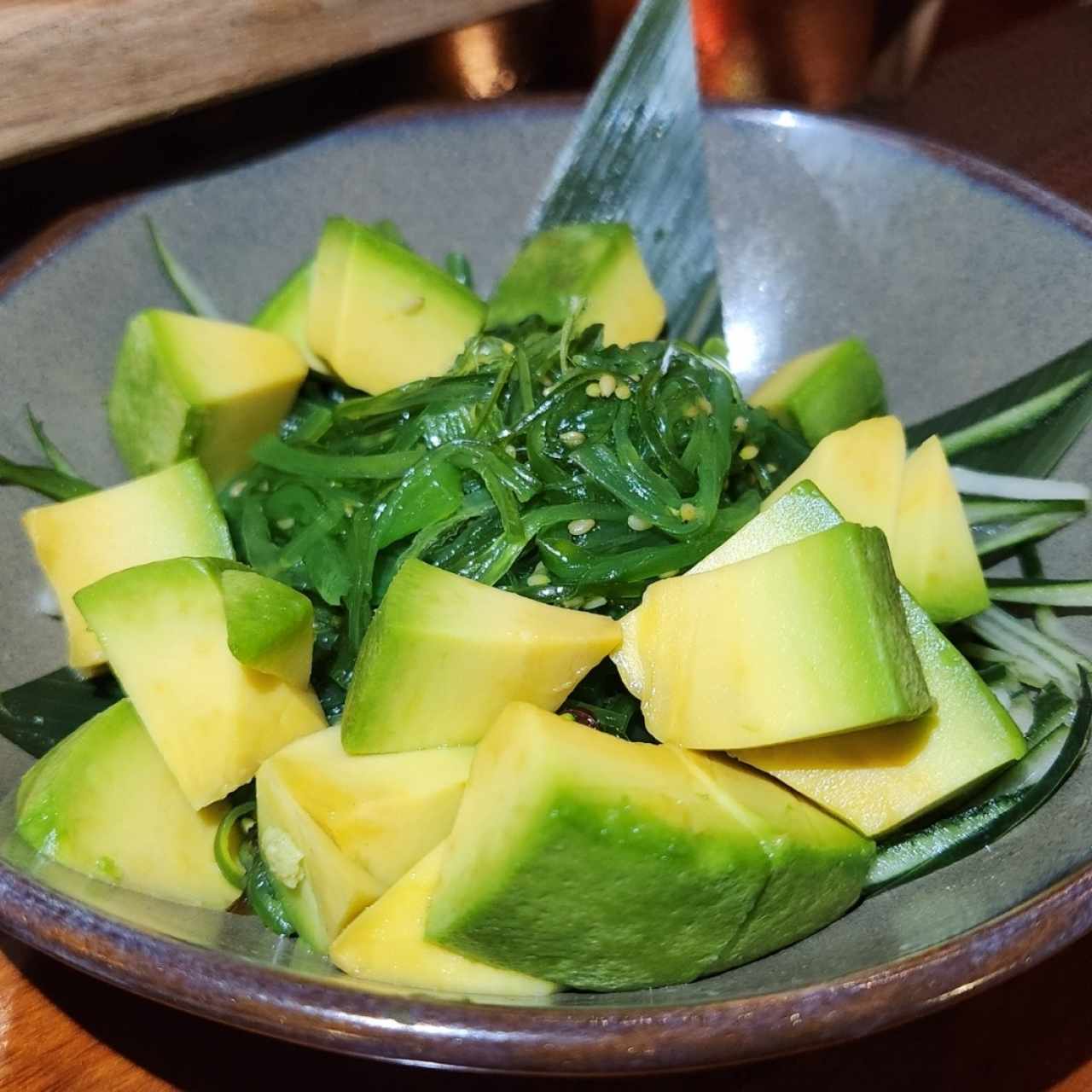 Seaweed Salad Con Aguacate