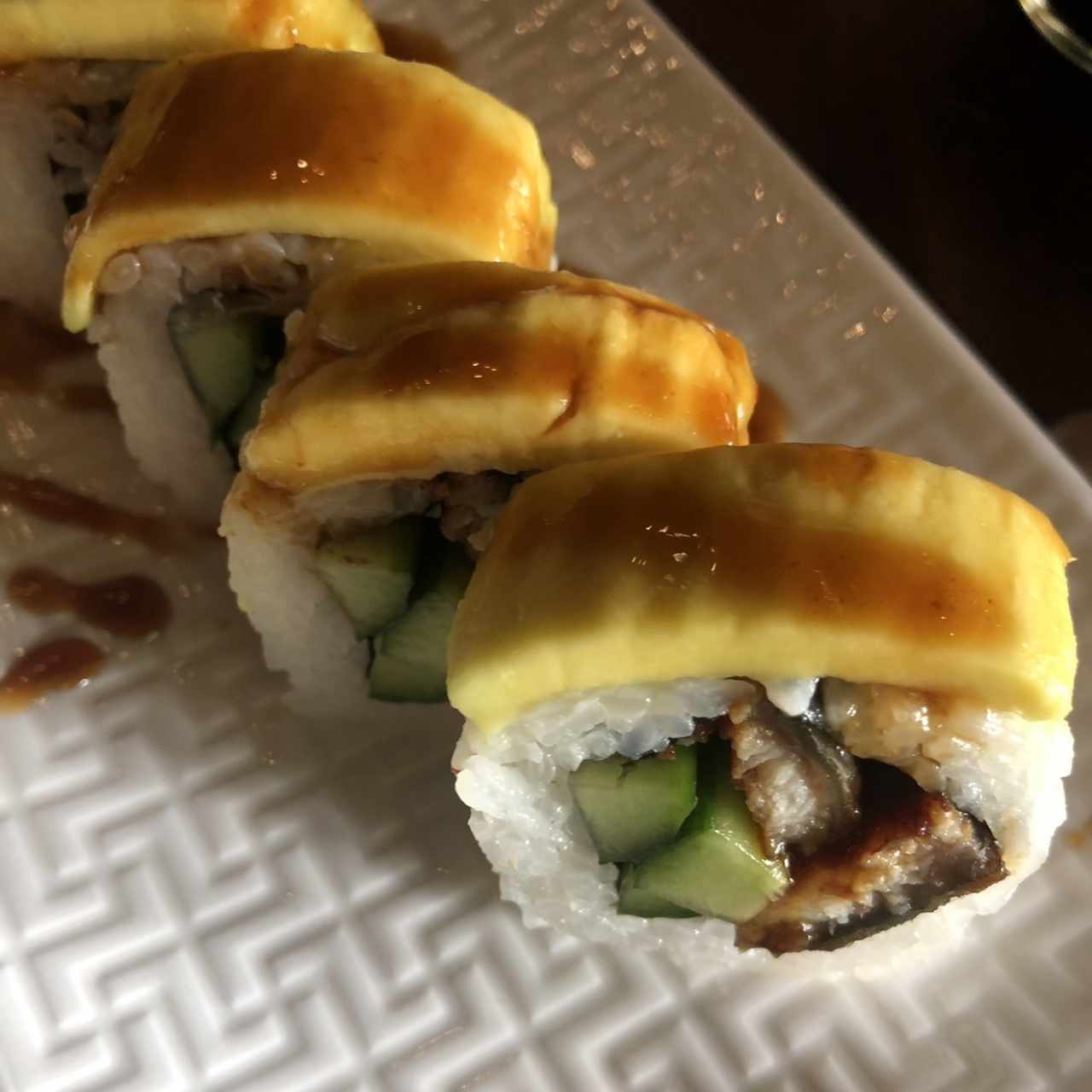 Unagi con pepino y aguacate