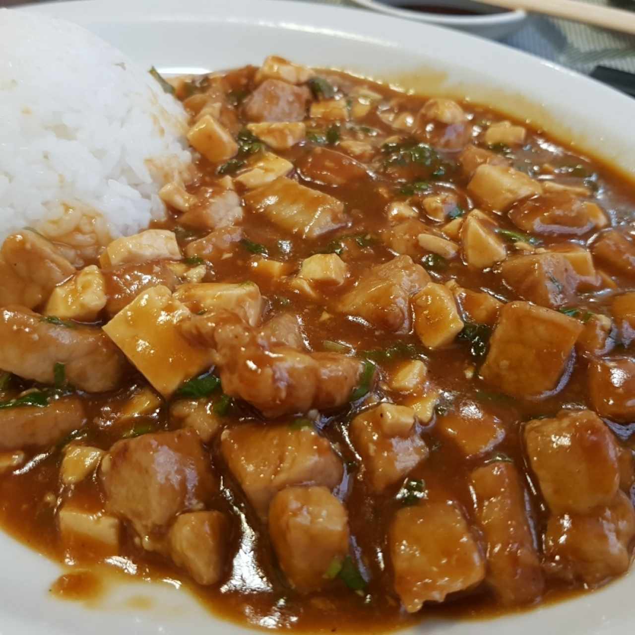 Tofu con cerdo y arroz blanco