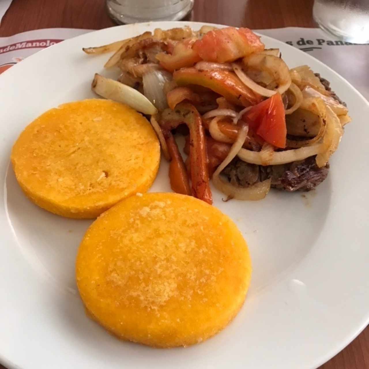 filete con cebolla y tomate con tortillas de maiz