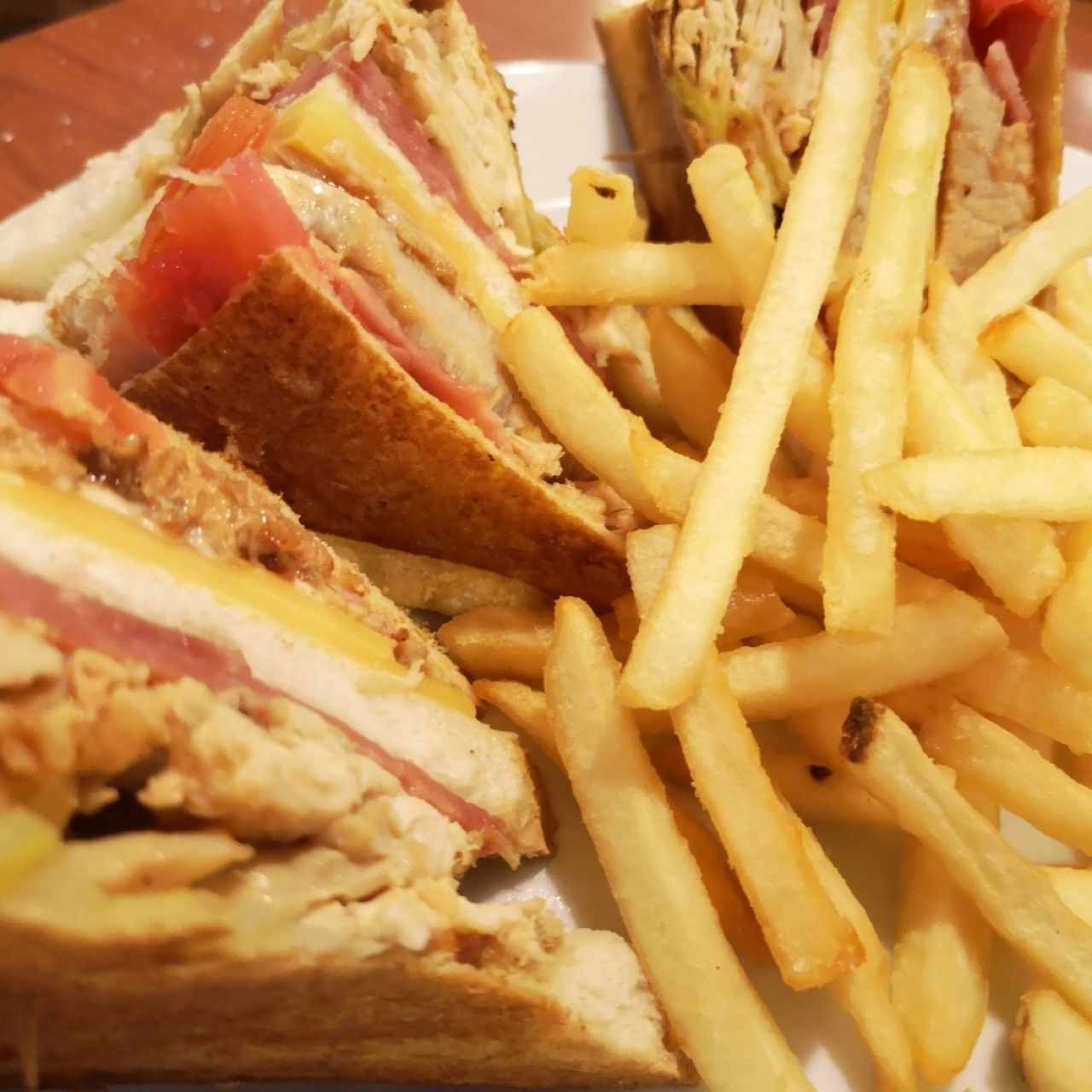 club sandwich con papas