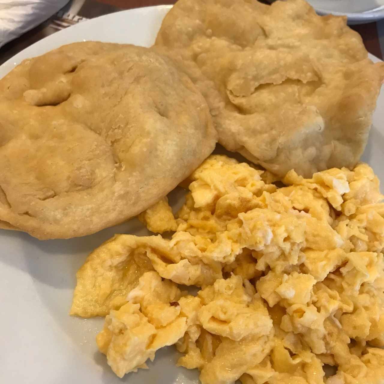 Huevos revueltos con hojaldras