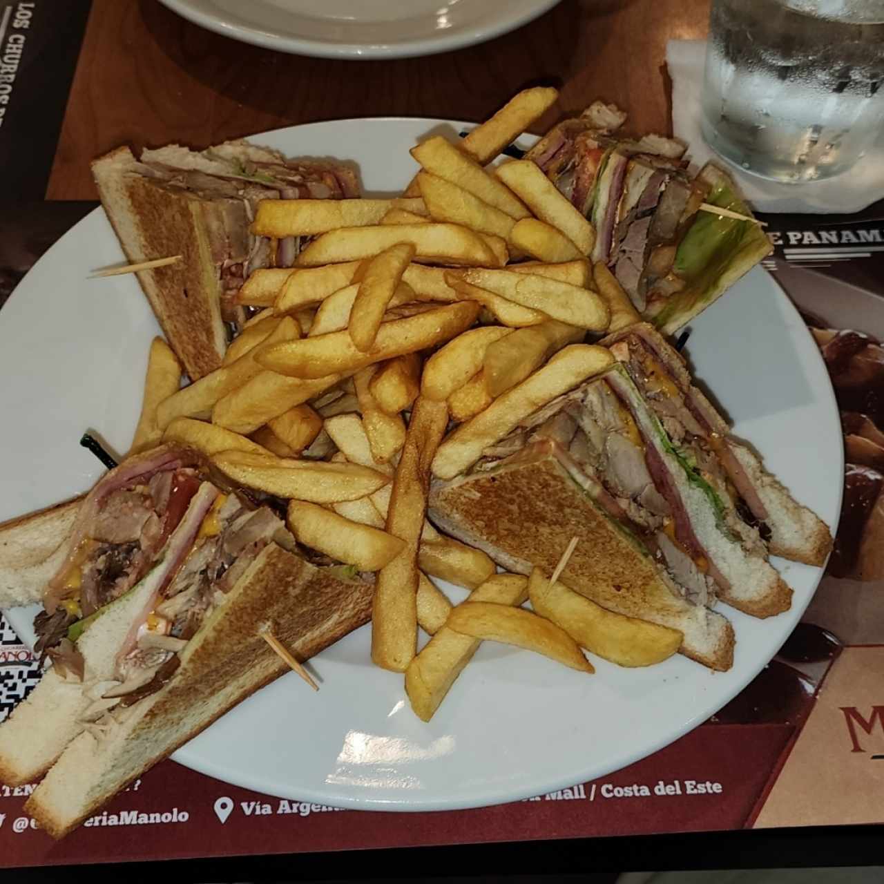 Club Sandwich con papas