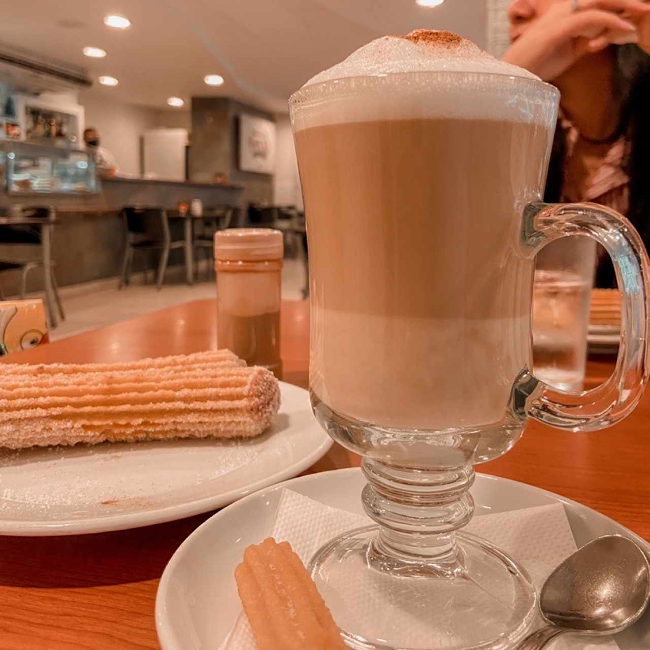 Capuccino + Churro de manjar clásico