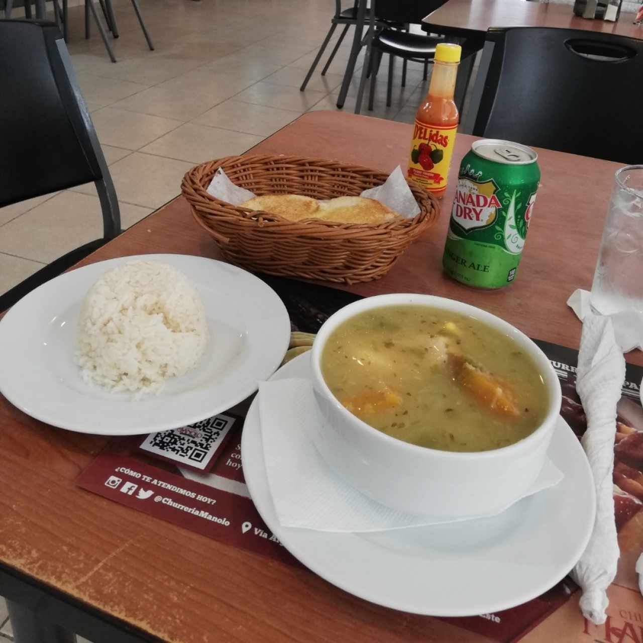 Sancocho con arroz y pan de la casa