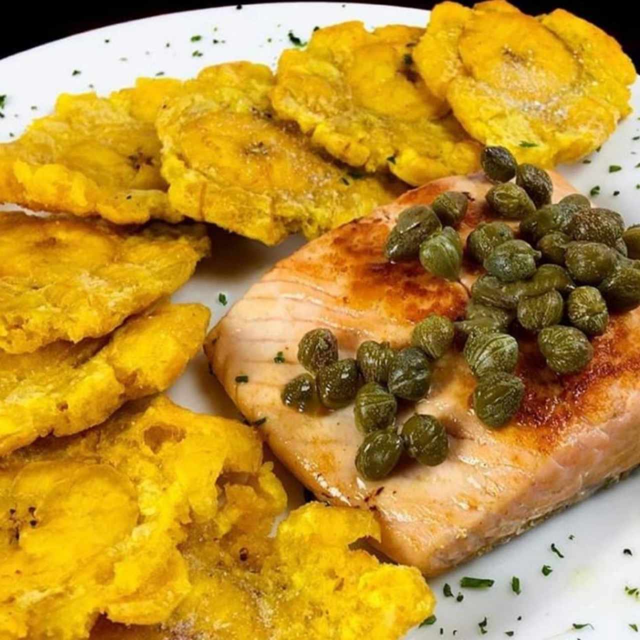 salmón con patacones