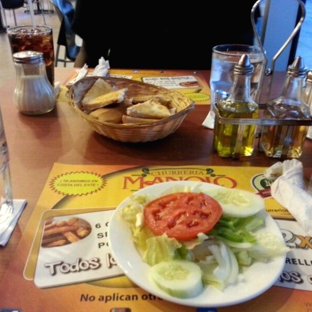 ensalada y pan de ajo