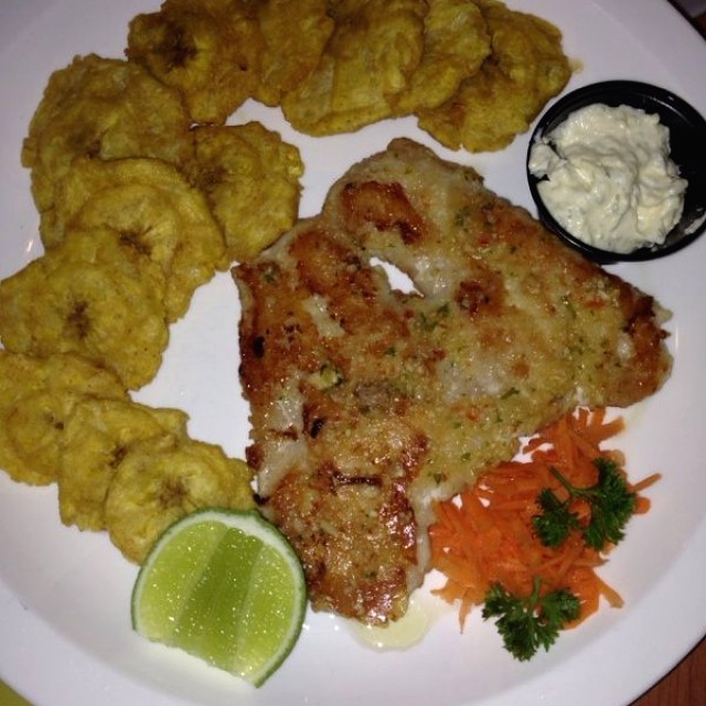 Filete de Corvina al Ajillo con Patacones