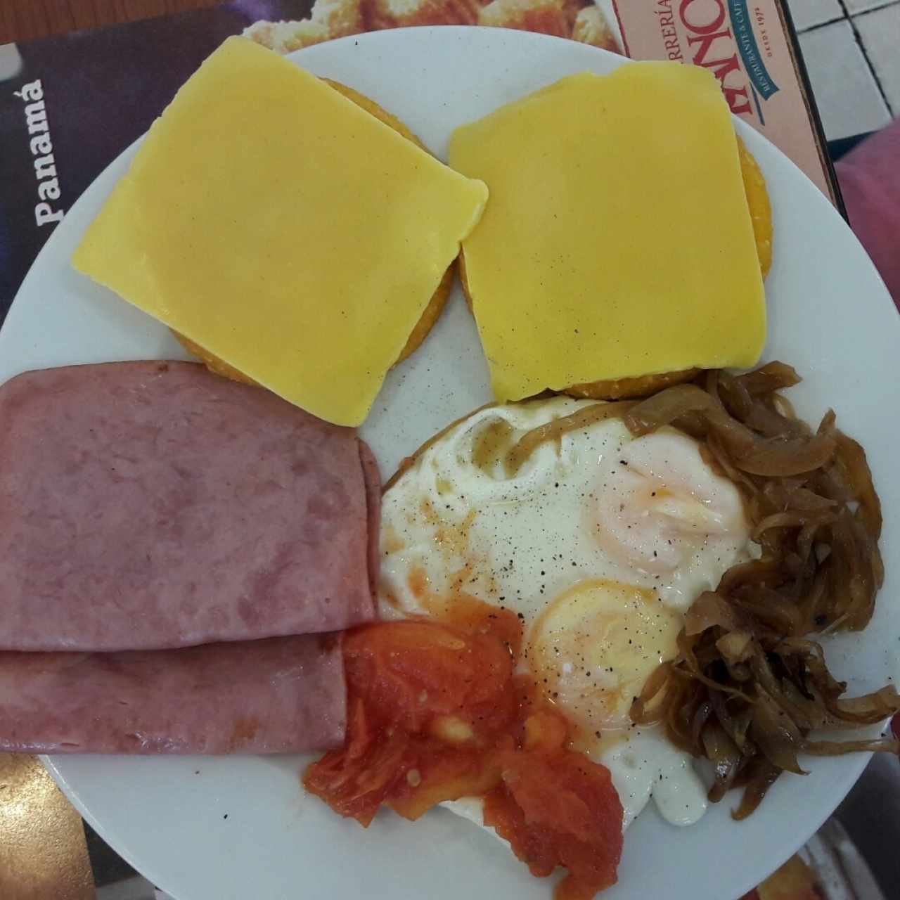 Huevos con jamón tomate y cebolla 