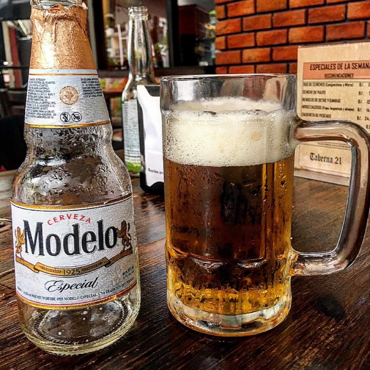 Cerveza Modelo bien friaaaa 