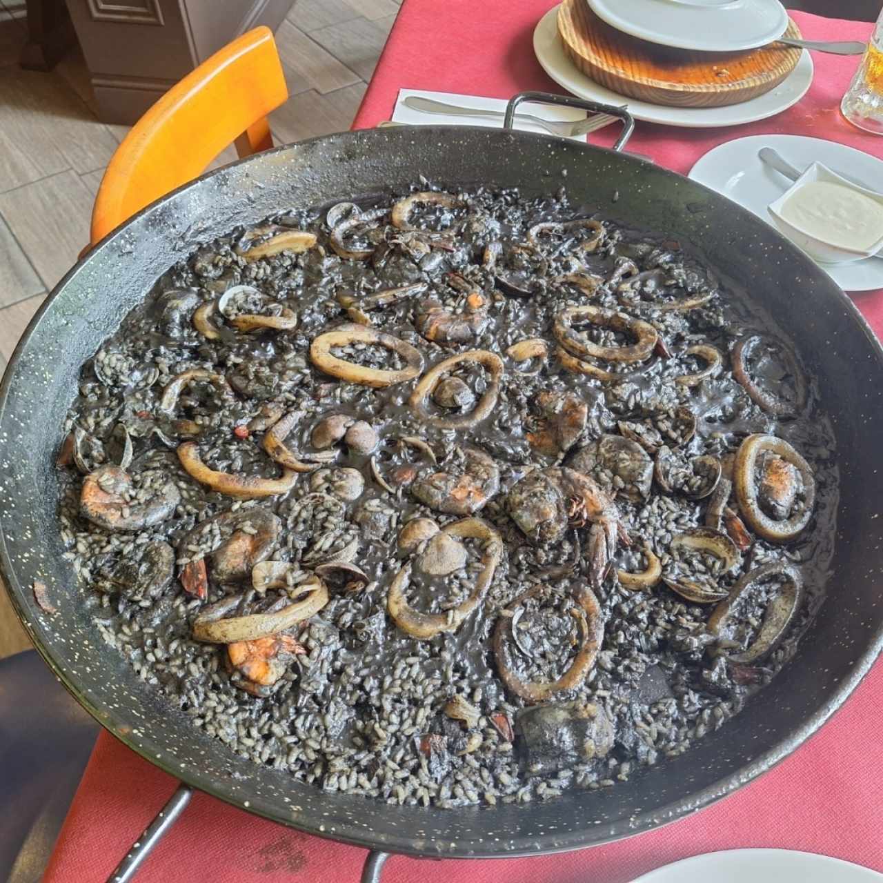 Paella de Marisco con tinta de calamar