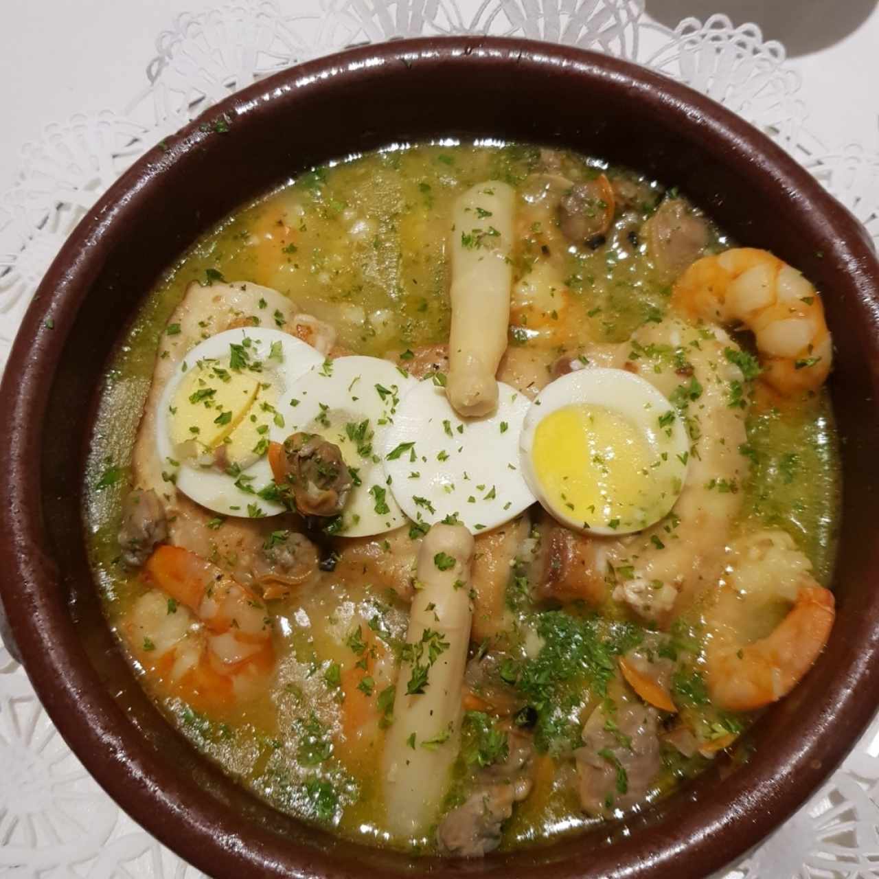 Mero a la vasca con salsa verde y camarones