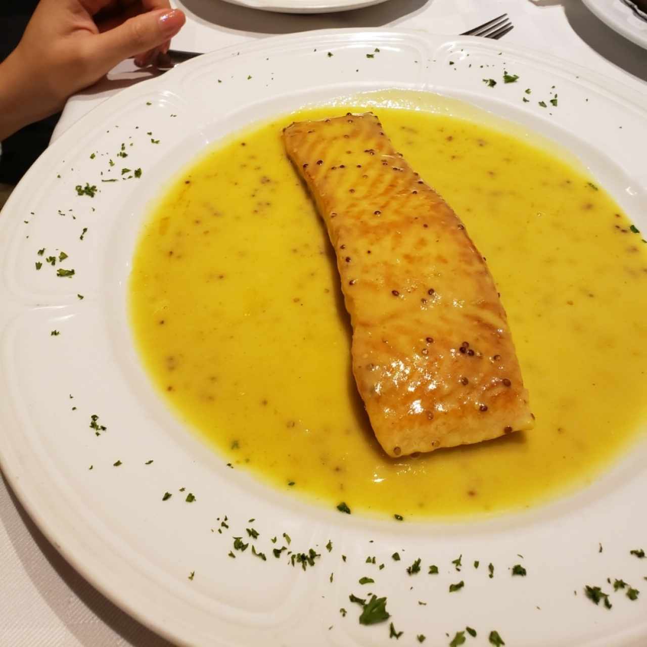 Salmón en salsa de estragón