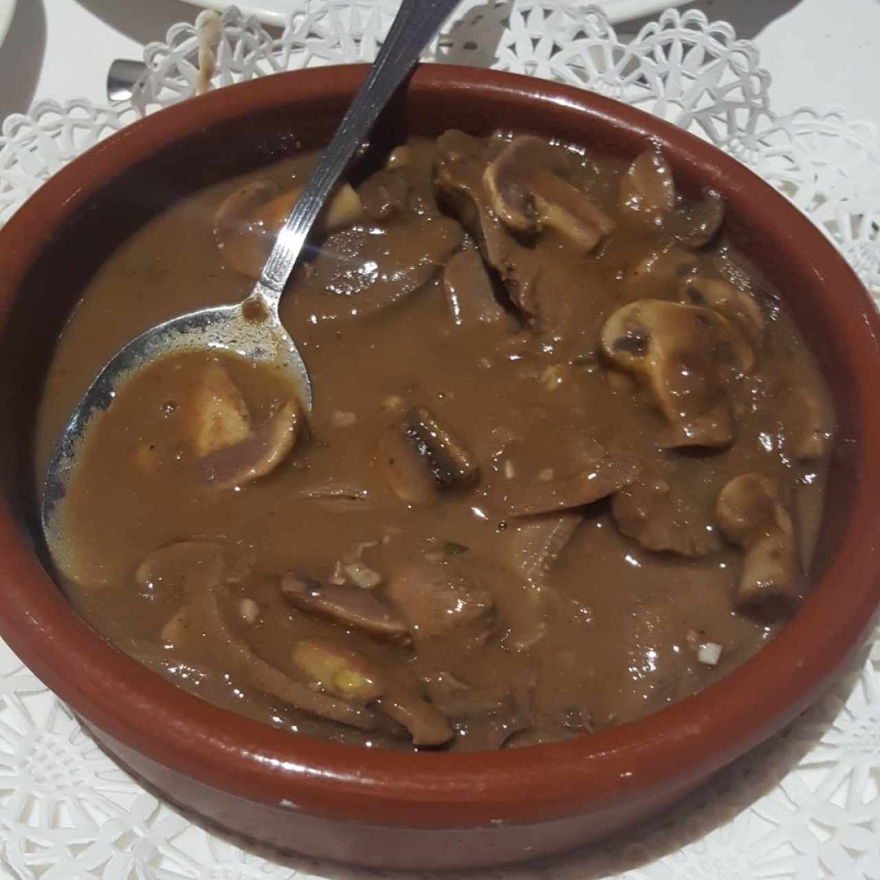 lengua de res en salsa de hongos y vino tinto 