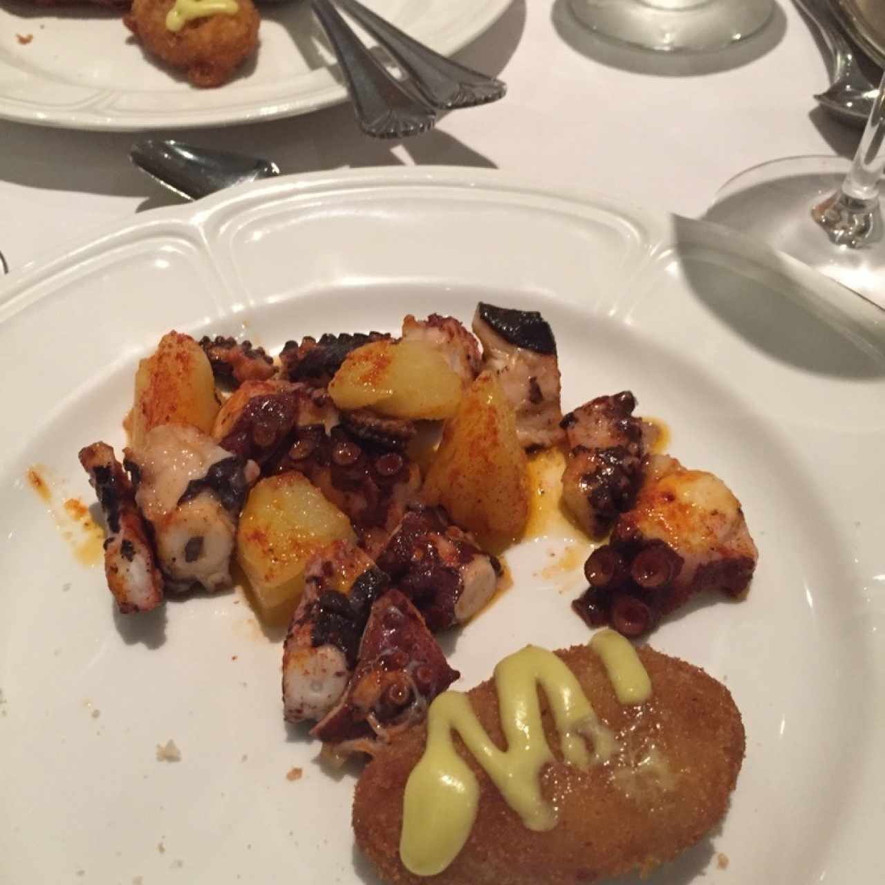 pulpo a la gallega y croqueta de bacalao