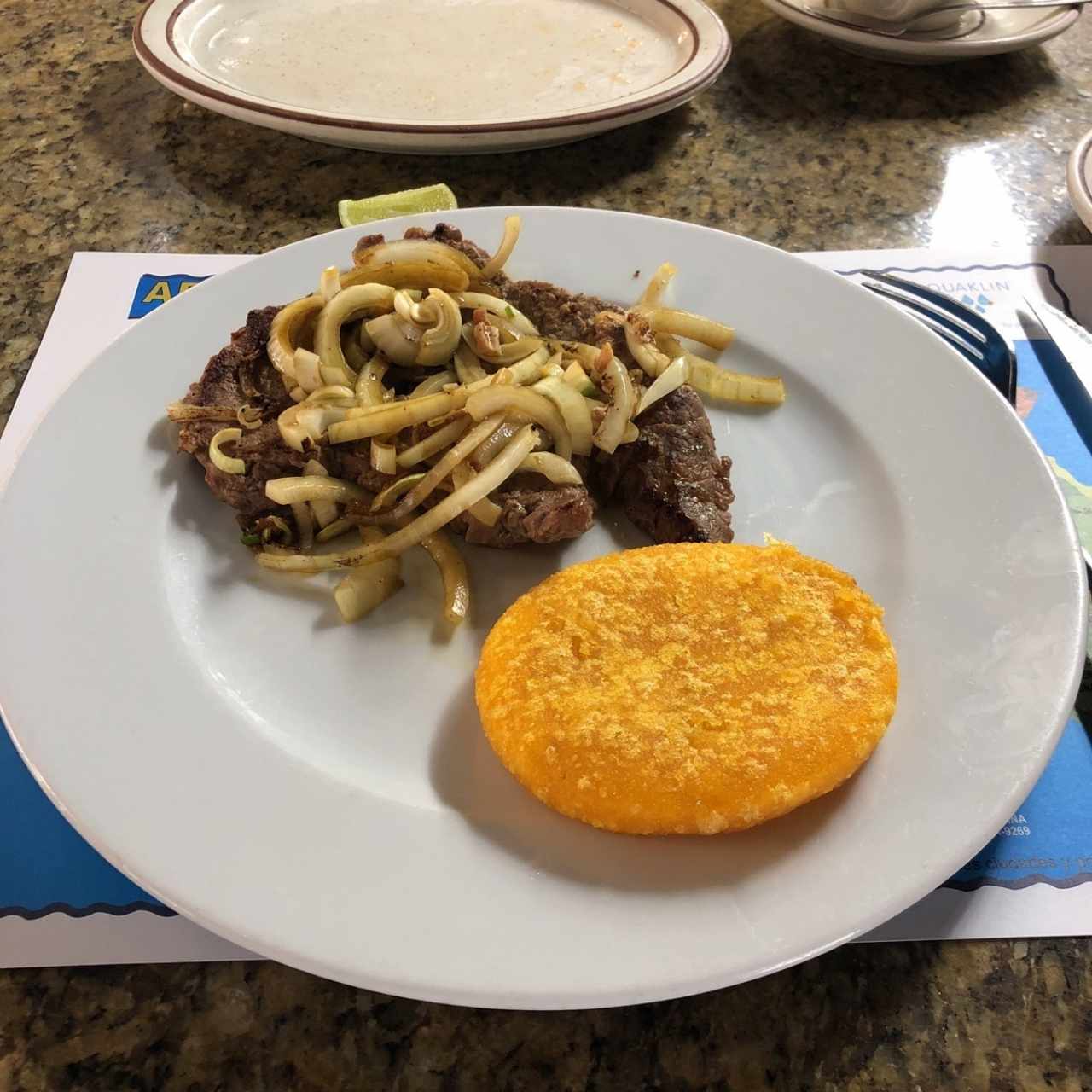 bistec encebollado