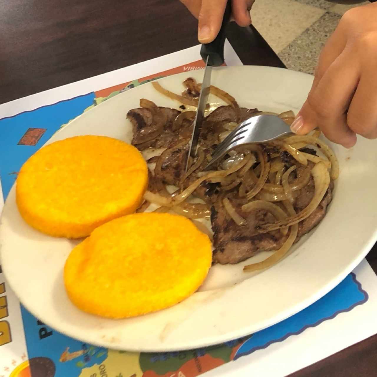 bistec encebollado