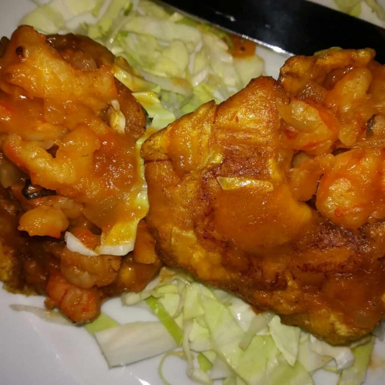 canasta de patacon con marisco y ensalada