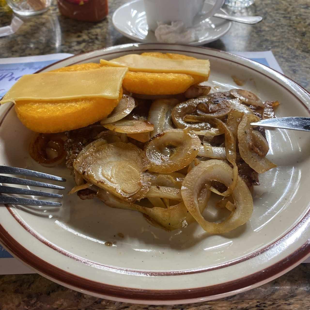 Bistec encebollado