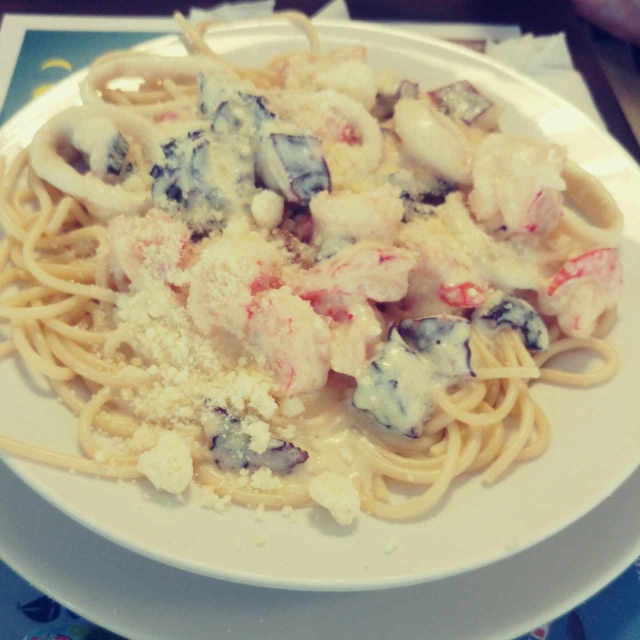 spaguetti con mariscos salsa blanca