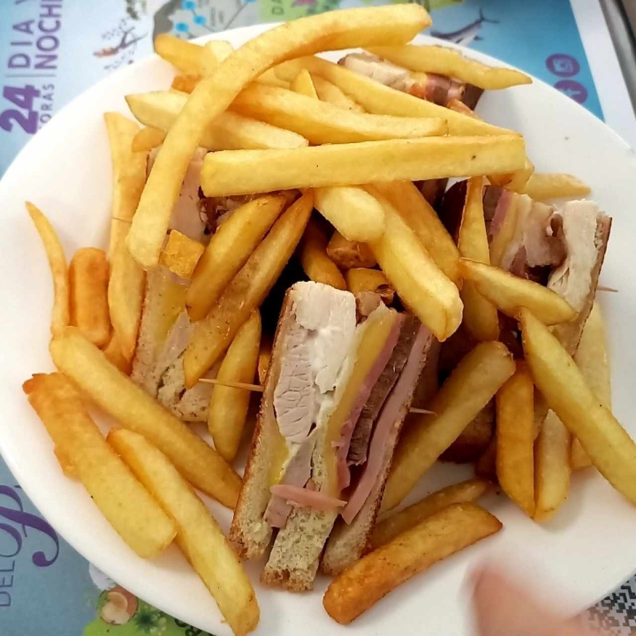 club sandwich con papas fritas