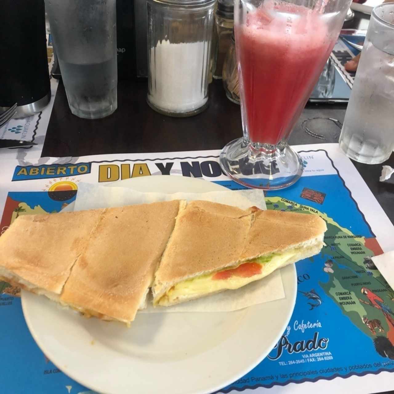 derretido mozzarela en pan de la casa y jugo de sandia! 