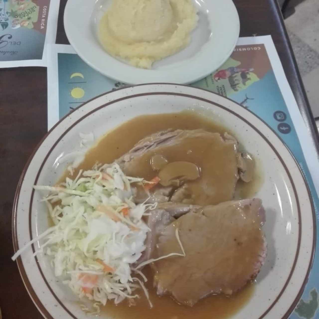 pernil en salsa de hongos y pure 