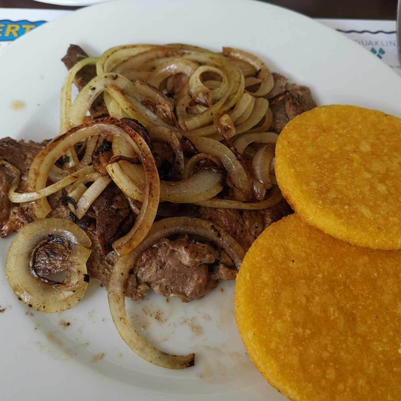 bistec encebollado