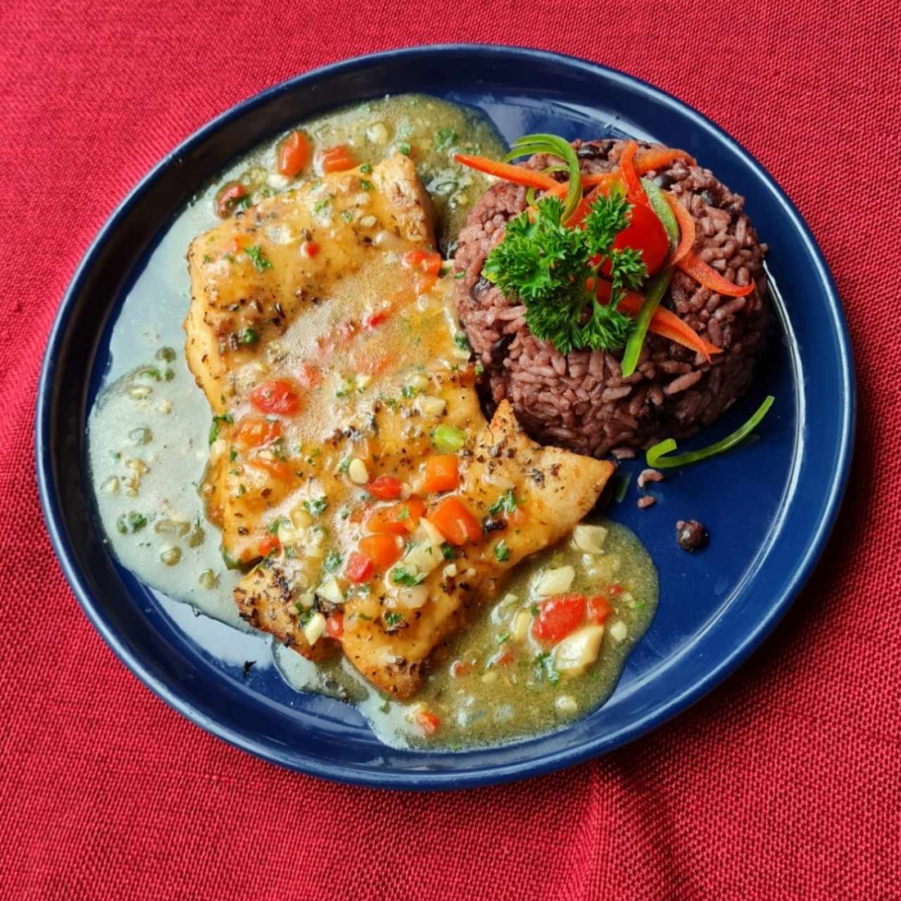 Corvina al ajillo acompañada de arroz con coco y guandú