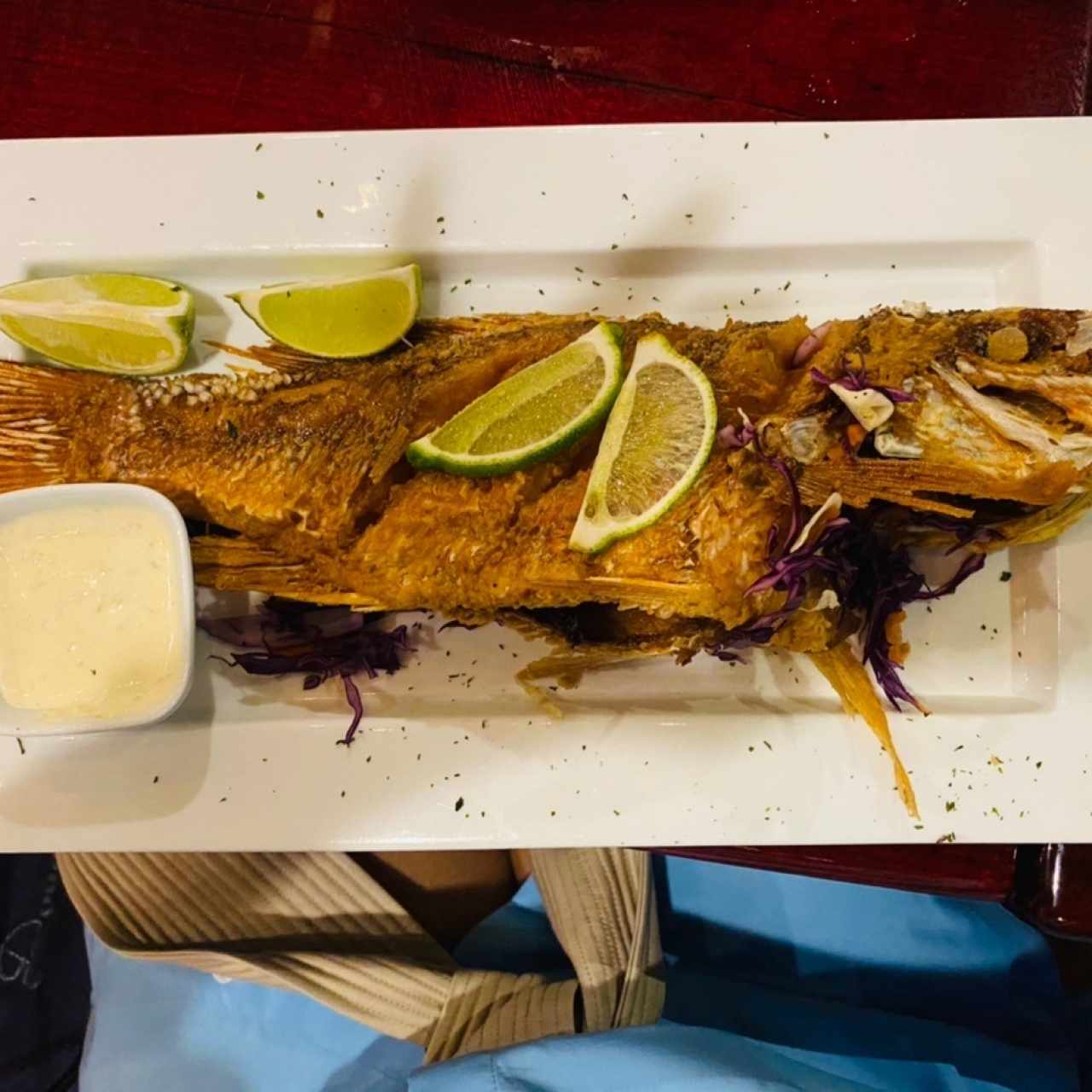 Pescado entero frito (tamaño mediano)