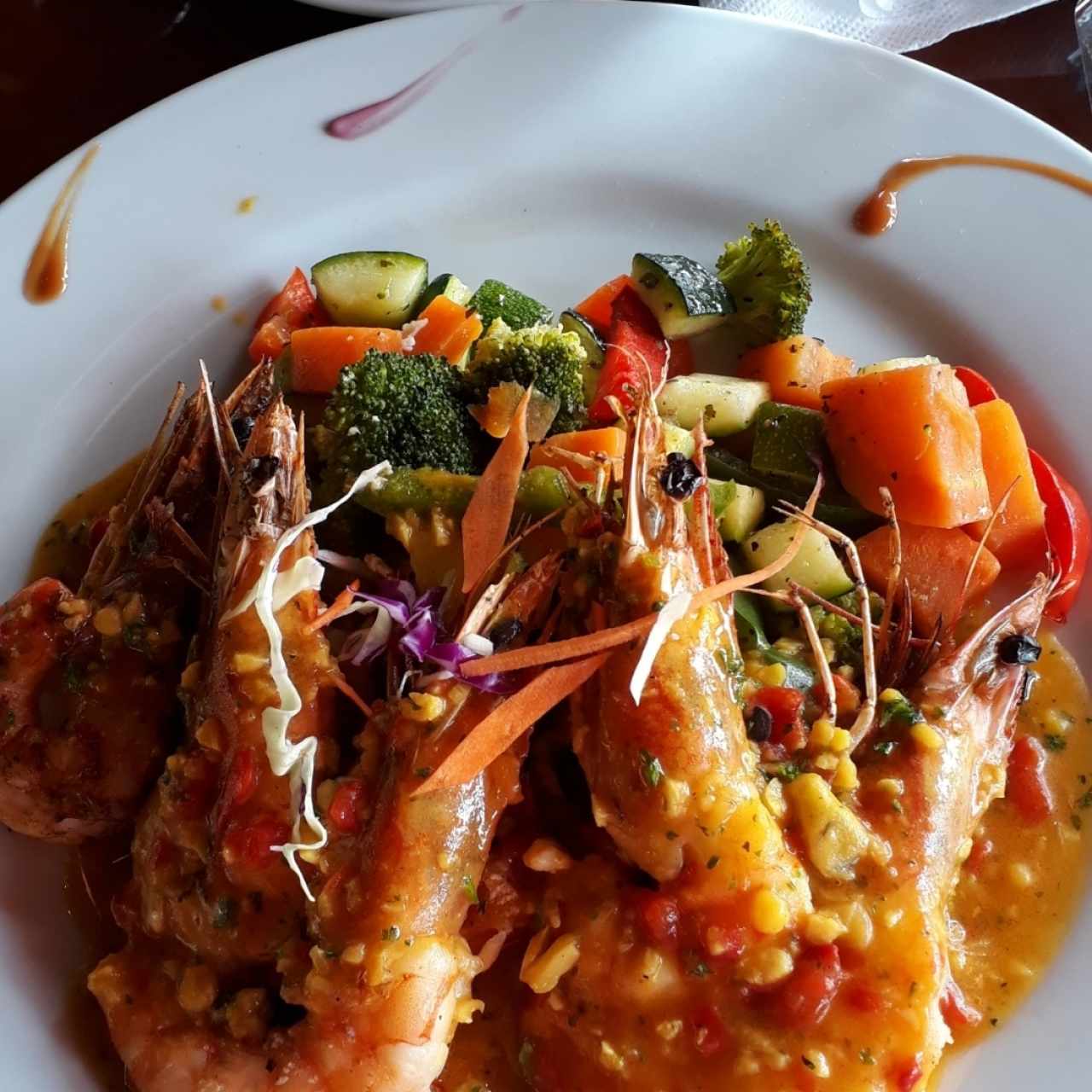 Mariscos - Langostinos al Ajillo con verduras salteadas 