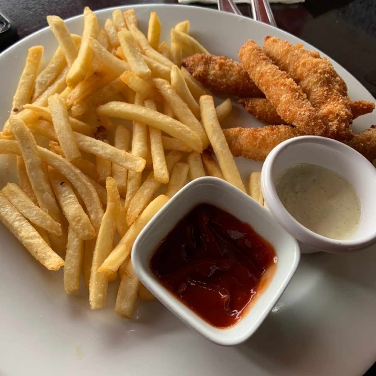 Deditos de Corvina con Papas Fritas