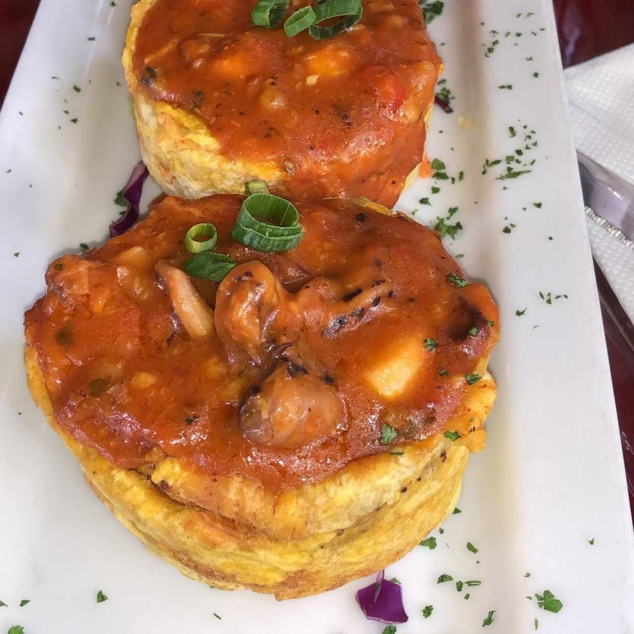 Patacones Rellenos de Mariscos en salsa roja