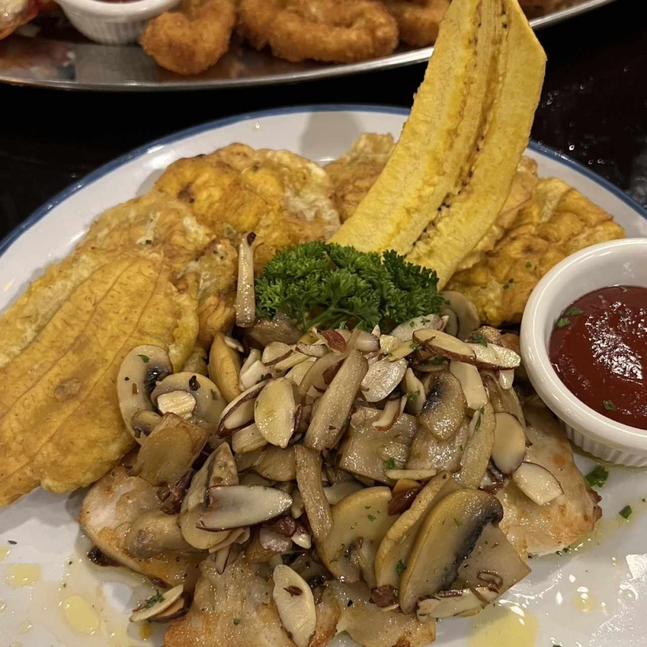 Filete de Corvina en Champiñones y Almendras