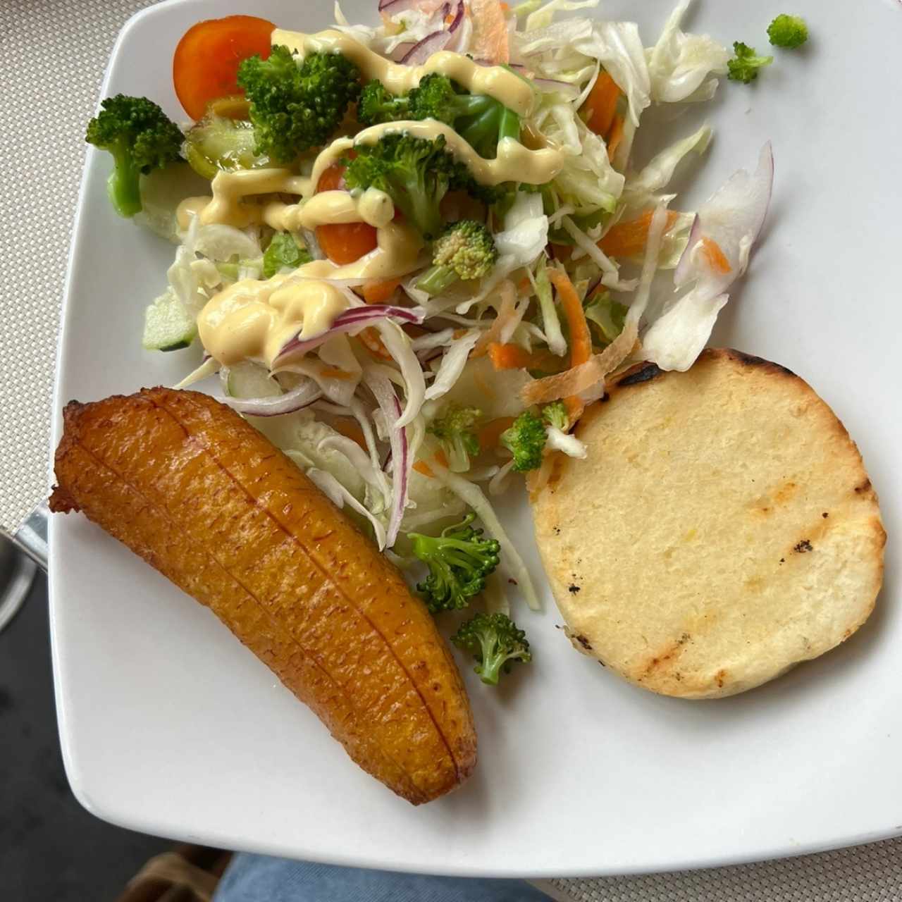 Platano maduro emsalada y arepa