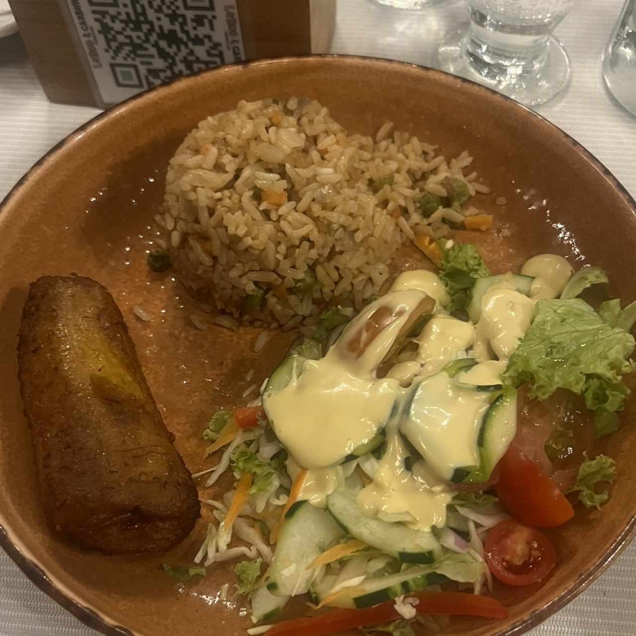 Arroz, plátano y ensalada 