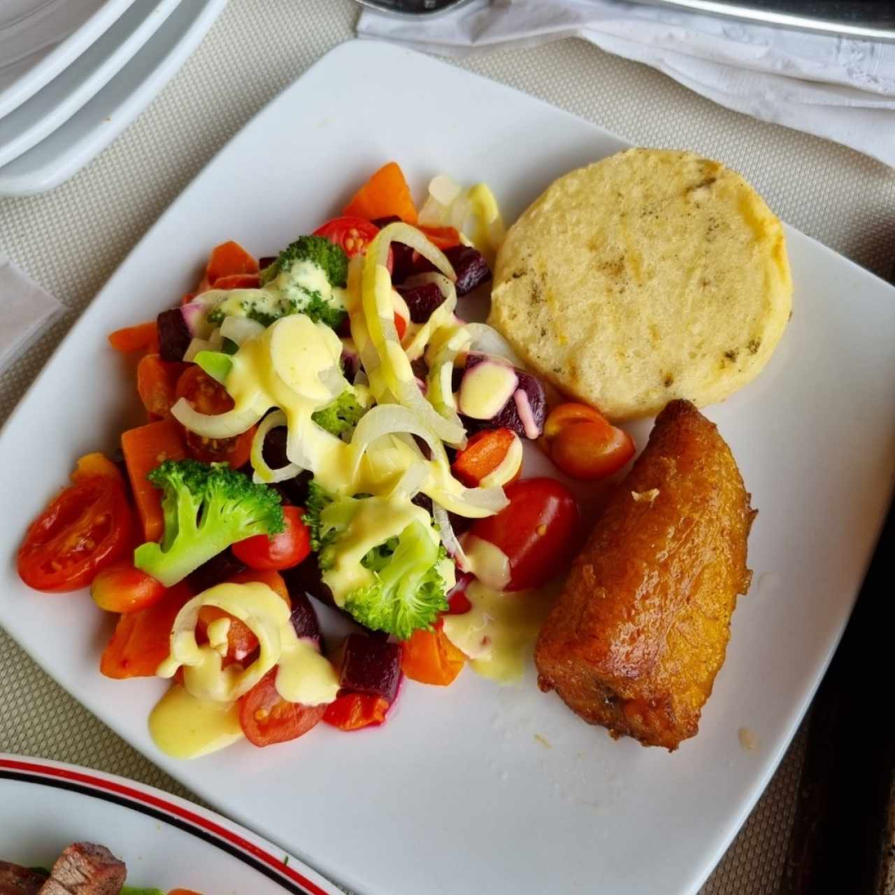 Acompañamiento Tortilla de Maiz Nuevo y platano en tentacion y legumbres hervidas