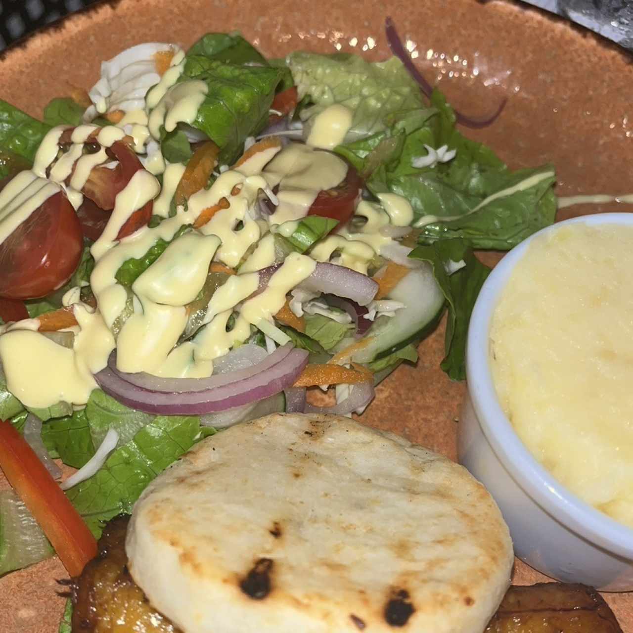 GUARNICION (Ensalada, papa, plátano maduro y arepa)