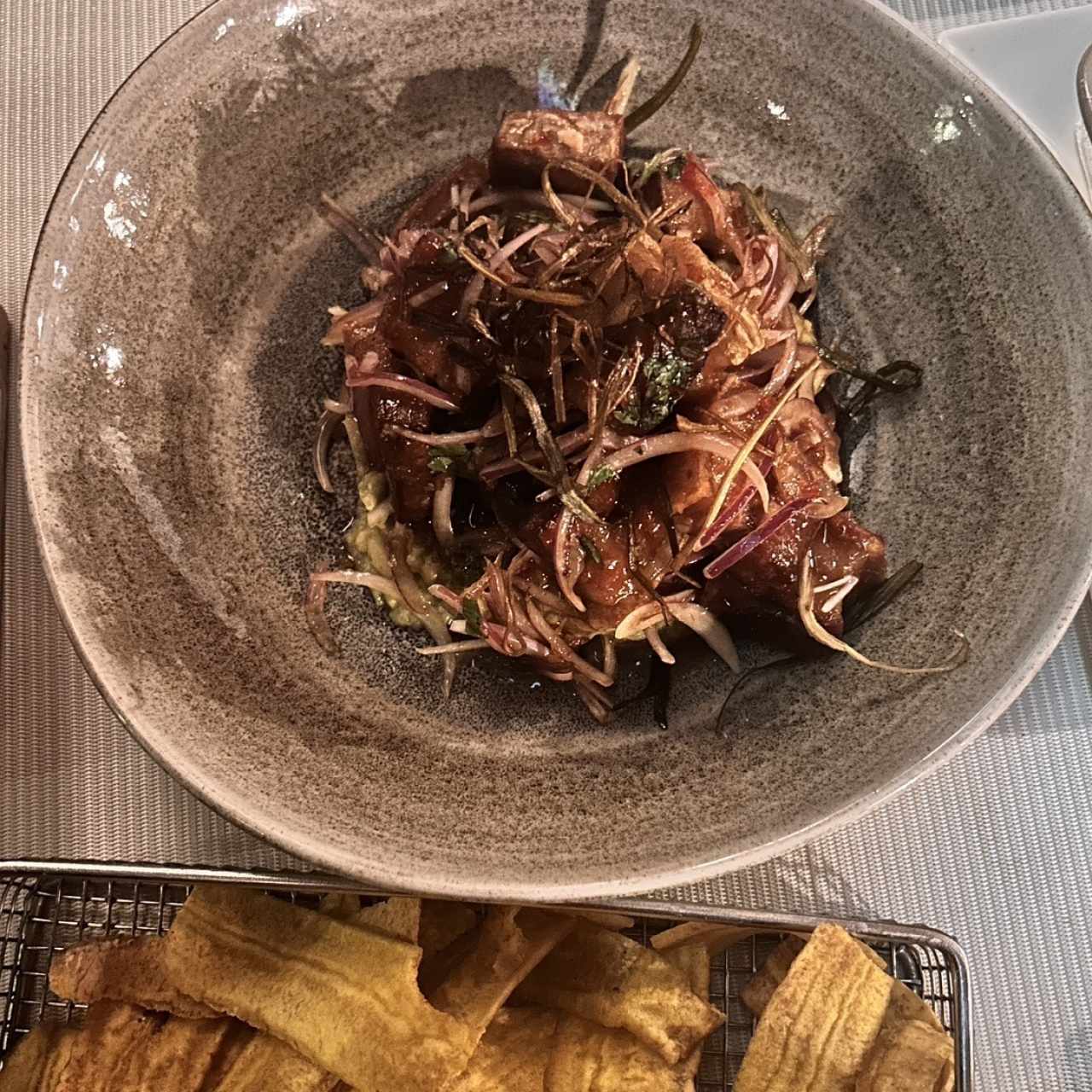 Ceviche de chicharon con aguacate.